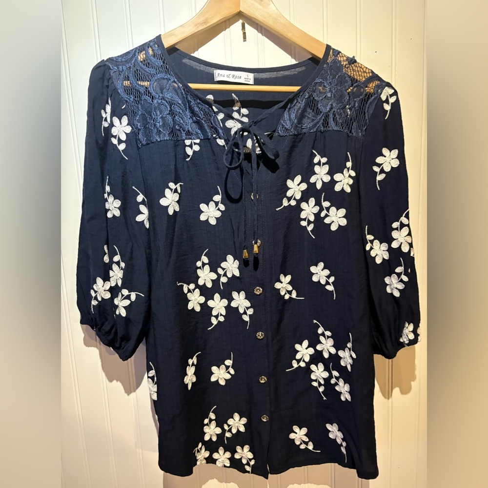 ANA & ROSE navy blue embroidered button-front blouse L.EUC





YTBB1